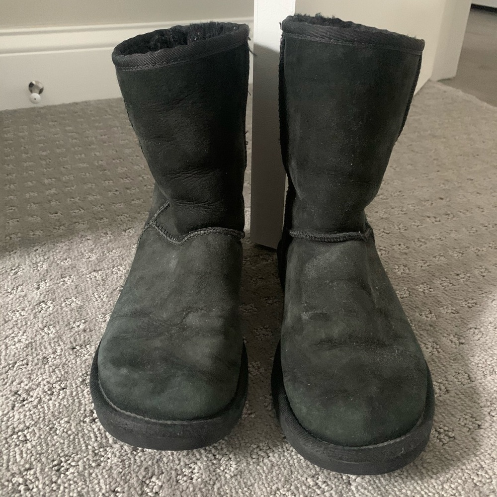 Black short uggs